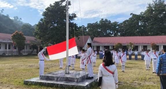 Upacara HUT ke-81 Kemerdekaan RI di SMK Negeri 1 Tanah Pinem Berlangsung Khidmat dan Lancar
